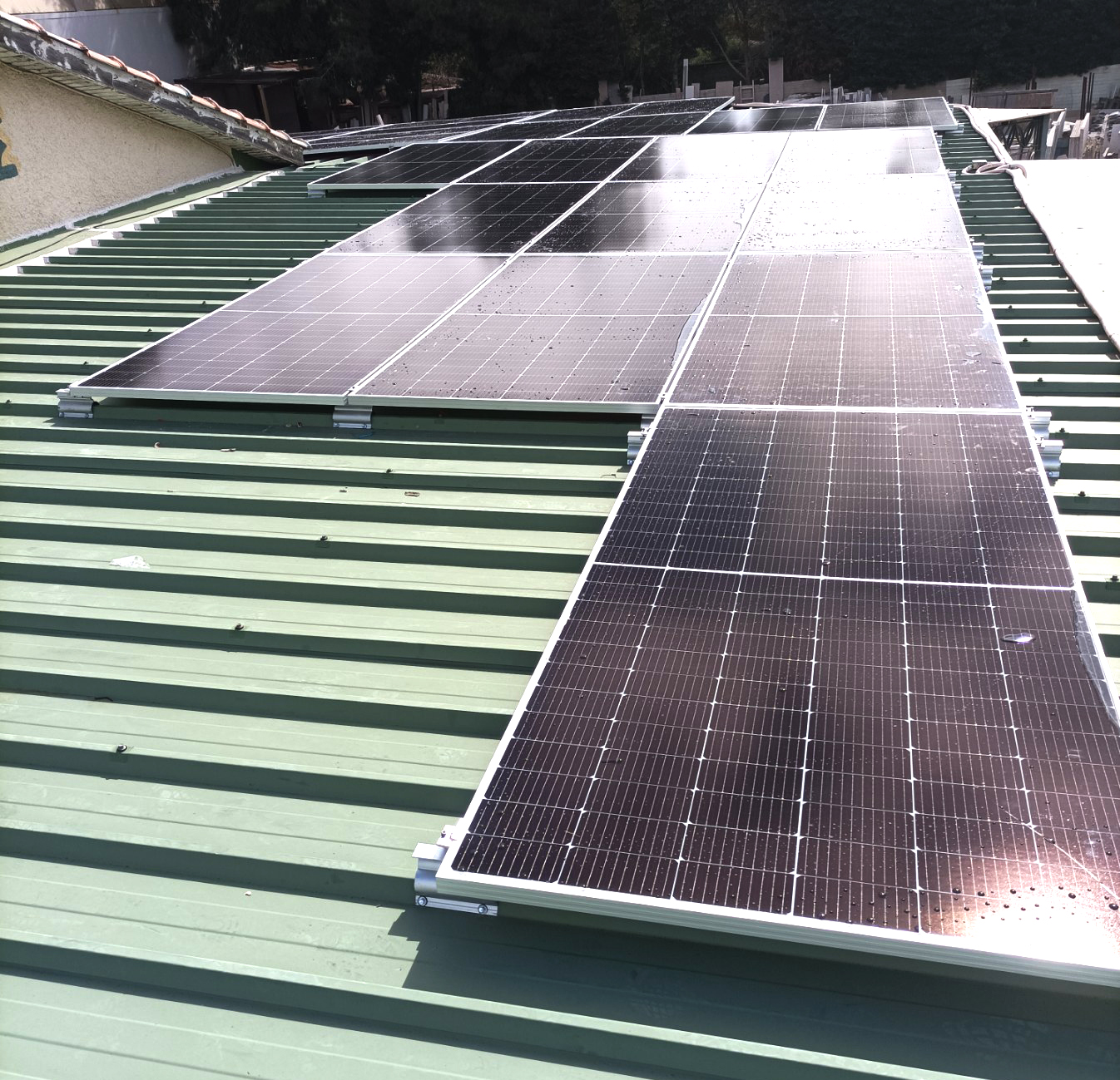 ΦΩΤΟΒΟΛΤΑΪΚΟ ΣΥΣΤΗΜΑ ΣΕ ΒΙΟΜΗΧΑΝΙΚΗ ΣΤΕΓΗ ΣΤΗ ΒΑΡΗ